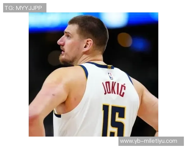 约基奇身着西装热情指导替补席皮克特频频点头展现默契配合